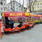 Altra giostra � il trenino sui binari. A bordo, sul vagone di colore rosso con fermata Milano, vediamo divertirsi Edoardo, di 4 anni, seduto di fronte alla mamma